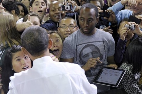 Obama-Signing-iPad-Photo